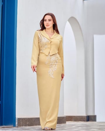 فستان ناعم بقصة جاكت وتطريز شك راقٍ