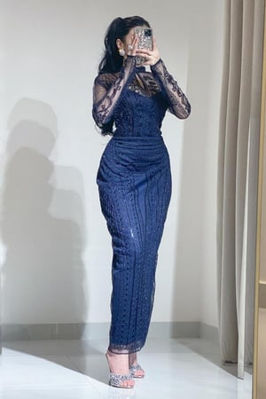 فستان سهرة طويل مزين بشك وترتر يدوي لون كحلي باكمام شفافة