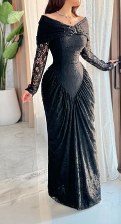 فستان سهرة أسود أوف شولدر بتفاصيل دانتيل فاخرة