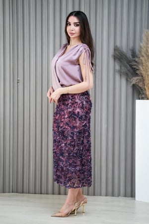 تصميم أنثوي يجمع بين الأناقة والراحة ببلوزة ناعمة وتنورة موردة أنيقة