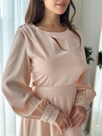 موديلات فساتين ناعمة بقصة واسعة وأكمام كريستالية