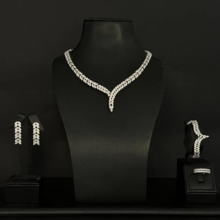 طقم اكسسوار زركون تصميم عصري لون فضي مكون من اربع قطع