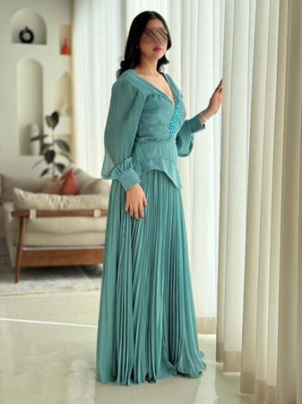 فستان ناعم لون تيفاني راقي بتصميم ناعم وتطريز لامع