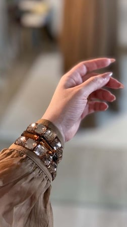 فستان ناعم مزين بتفاصيل لامعة في منطقة الرقبة واليد