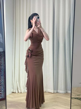 فستان ناعم استرتش لون موكا موس مزين بورود بالخصر والكتف