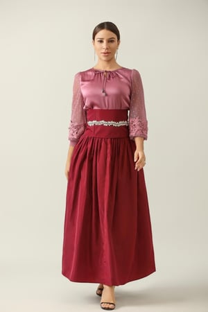 طقم برغندي أنيق بلمعة ساتان وتفاصيل دانتيل ناعمة