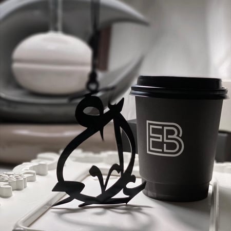 تعليقة الحروف للسيارة