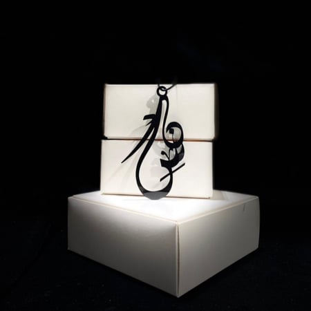 تعليقة الحروف للسيارة