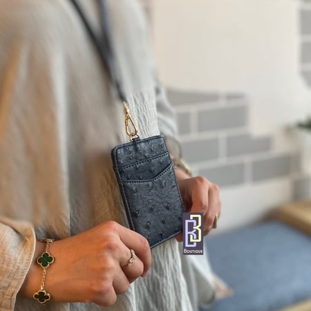 حامل بطاقات الأزرق (كحلي) بجلد النعام