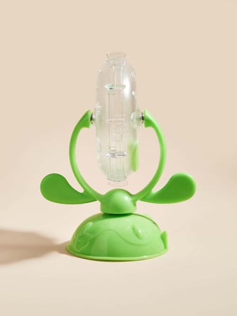 لعبة موزع طعام للقطط على شكل طاحونة هوائية.