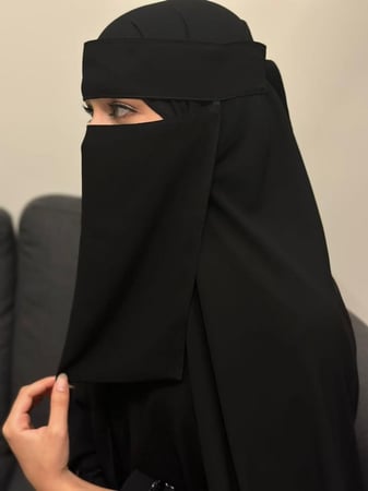 نقاب وسط بدون مرد