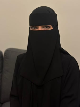 نقاب وسط بدون مرد