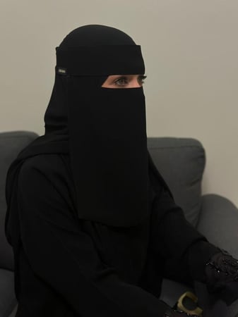 نقاب وسط بدون مرد