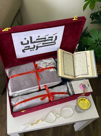 بوكس صلاة ملكي فاخر - طقم هدايا رمضان متكامل مع قميص ومصحف (توصيل فوري)