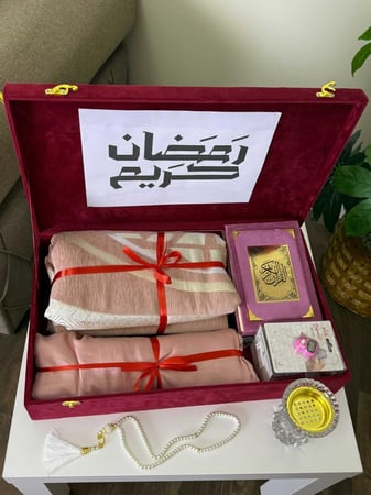 بوكس صلاة ملكي فاخر - طقم هدايا رمضان متكامل مع قميص ومصحف (توصيل فوري)