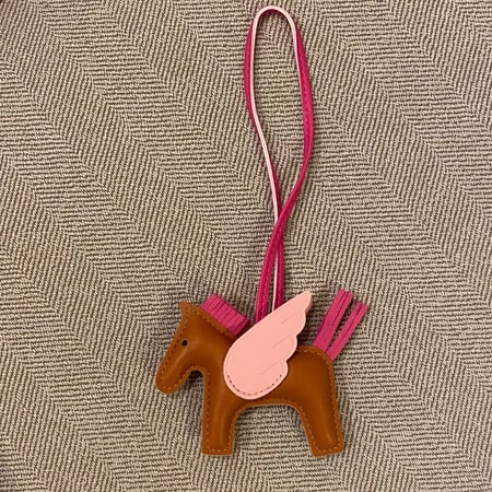 تعليقة شنطة هرمز - متجر شنط ذا ترند