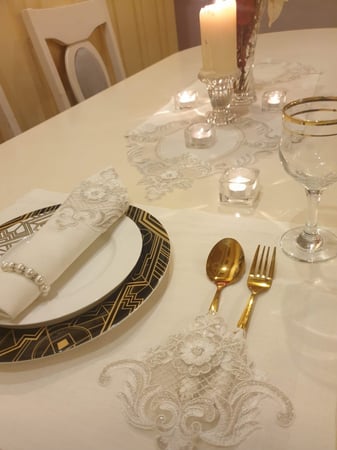 مفرش دانتيل فضي