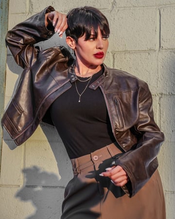 جاكيت نسائي جلد باللون البني