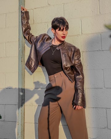 جاكيت نسائي جلد باللون البني