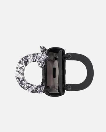 شنطة نسائية بجلد بارز بتصميم عصري