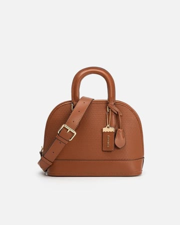 شنطة نسائية من الجلد بلمسات فاخرة