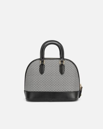 شنطة نسائية من الجلد بلمسات فاخرة