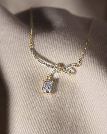 سلسال نسائي بتفاصيل دقيقة لأناقتك