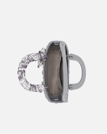 شنطة نسائية بجلد بارز بلون رمادي