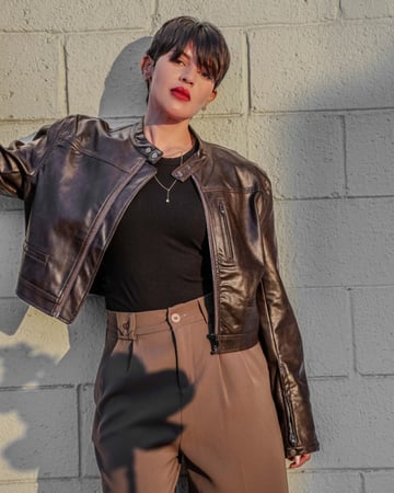 جاكيت نسائي جلد باللون البني