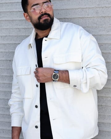 ساعة رجالية باللون الرمادي