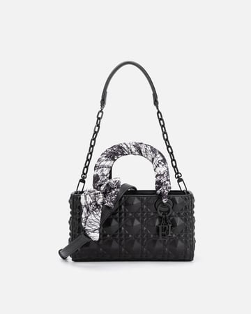 شنطة نسائية بجلد بارز بلون أسود