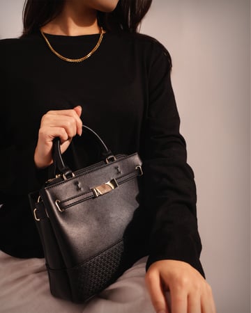 شنطة نسائية كلاسيك باللون الأسود