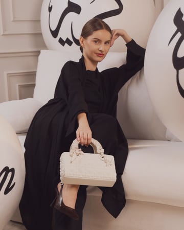 شنطة نسائية بجلد بارز بلون أبيض