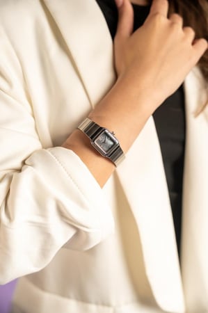 ساعة نسائية من الفي باللون الفضي