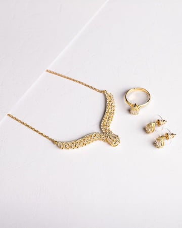 طقم نسائي فاخر من سلسال وحلق وخاتم