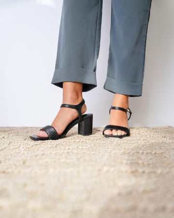 حذاء نسائي بتصميم أنيق بلون أسود