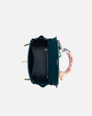 شنطة نسائية من الجلد بلون أزرق