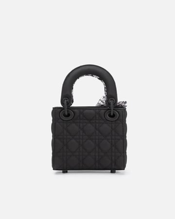 شنطة نسائية بجلد بارز بتصميم عصري