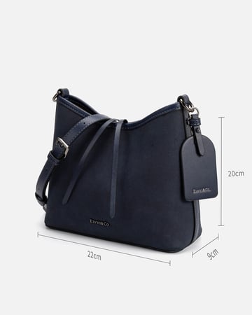 شنطة نسائية باللون الأزرق