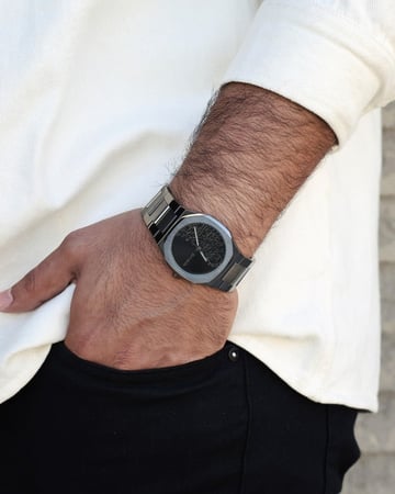 ساعة رجالية باللون الرمادي