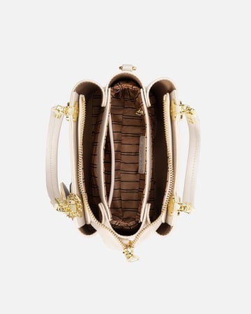 شنطة نسائية باللون الأبيض