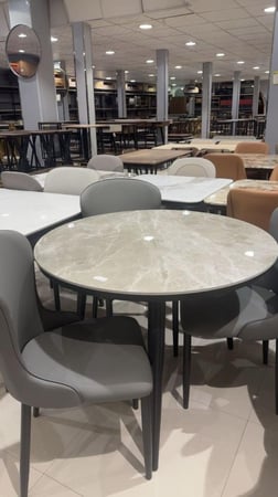 طاولة طعام مع 4 كراسي