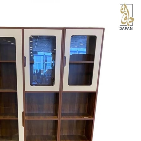دولاب مكتبي زجاجي كبير يظهر شفافية الزجاج وجودة الخشب الماليزي وختم ال