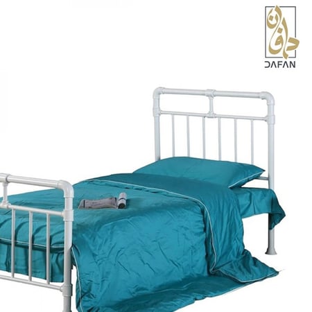 سرير نفر حديد أبيض يظهر قوة الهيكل المعدني وطلاء الفرن المقاوم للخدوش