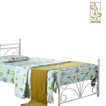 سرير حديدي عرض ١٢٠ سم أبيض يبرز تفاصيل قواعد السرير الثابتة والصلبة