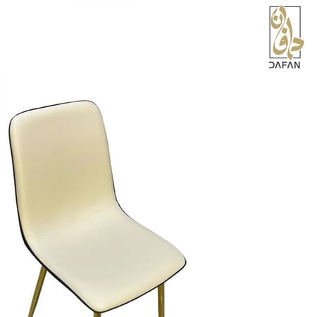 كرسي طعام جلد وخشب يبرز لمعة الجلد الطبيعي وقوة القاعدة الخشبية المحفو