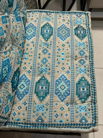 جلسة عربي تصميم هندي تبرز المظهر العصري للقماش الهندي وجودة التنجيد