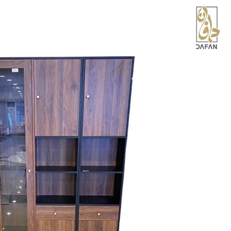 مكتبة خشب بنية باب زجاجي تبرز تفاصيل عروق الخشب الطبيعي وتقفيل الزجاج