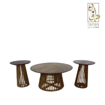 طقم طاولات هندي بني يبرز جمال الشكل الدائري وتناسق الأرجل الخشبية المت