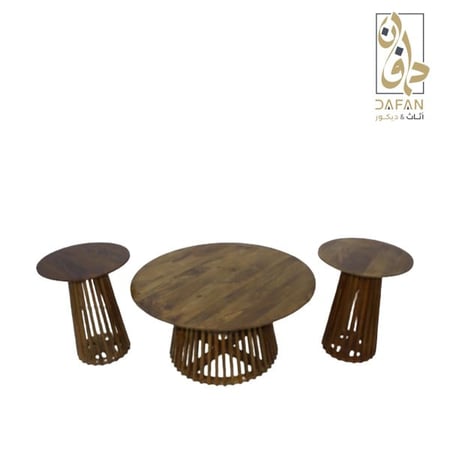 طقم طاولات هندي بني يبرز جمال الشكل الدائري وتناسق الأرجل الخشبية المت